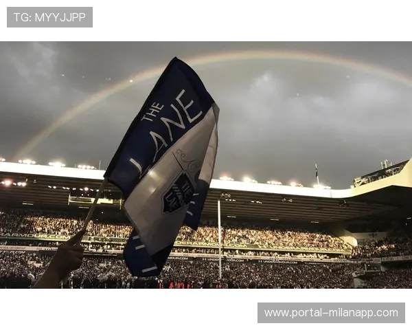 哈维·西蒙斯一条龙破门打入热刺生涯首球,白鹿巷球场沸腾 哈维·西蒙斯一条龙破门打入热刺生涯首球,白鹿巷球场沸腾