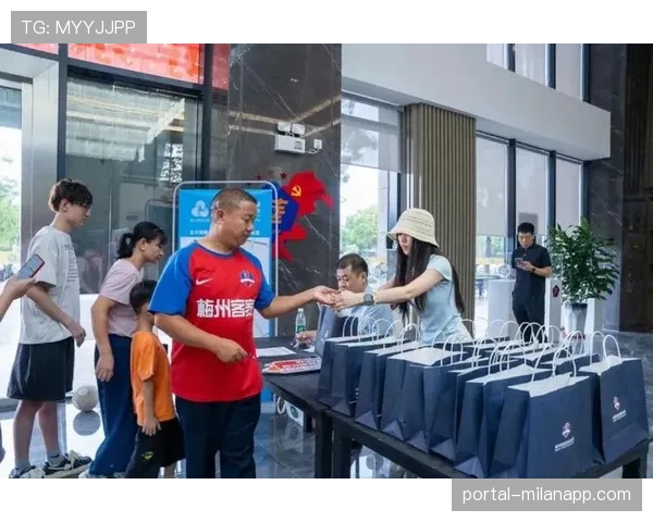 中超俱乐部开放日,球迷体验职业队理疗恢复设备